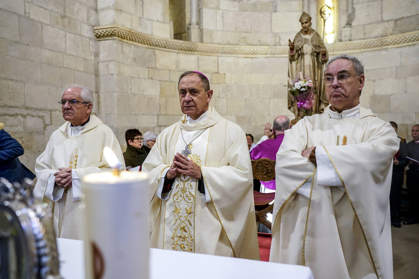 Los alaveses celebran el día de San Prudencio en las campas de Armentia