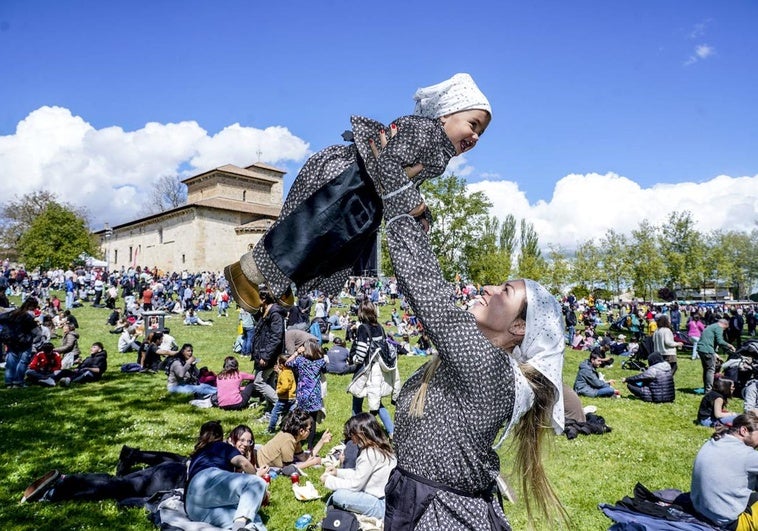 Las campas se han llenado este domingo por miles de vitorianos atraídos por el buen tiempo.