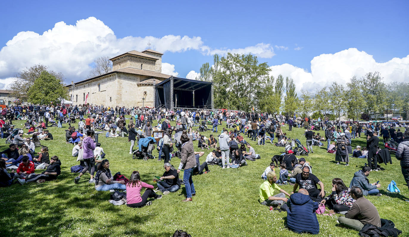 Los alaveses celebran el día de San Prudencio en las campas de Armentia