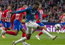 Iñaki Williams remata en el Metropolitano.