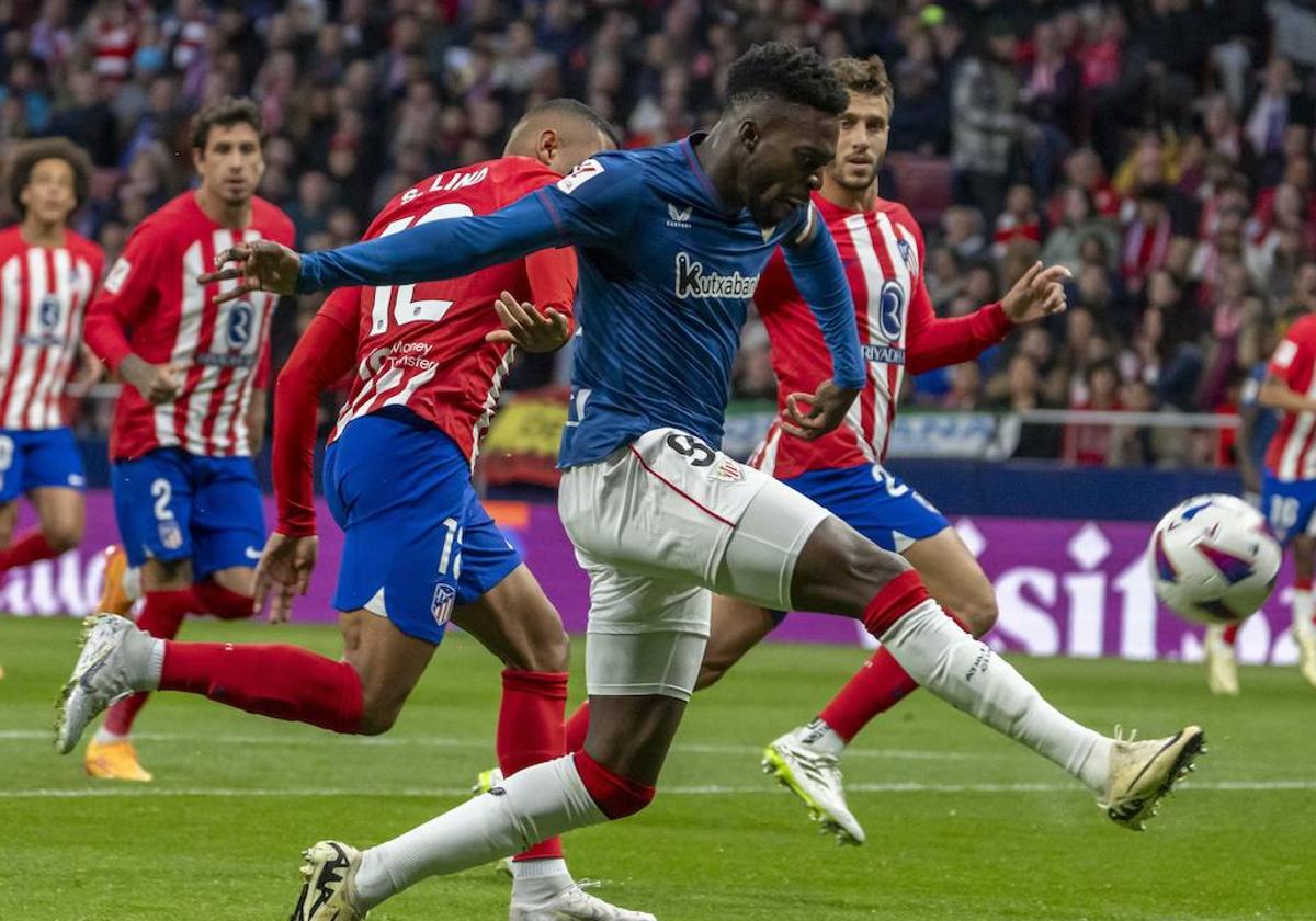 Iñaki Williams remata en el Metropolitano.