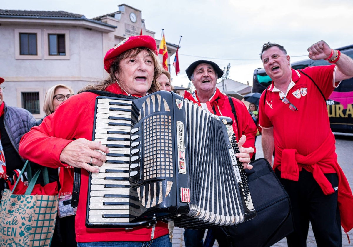 Peñistas del Athletic en Barbolla.