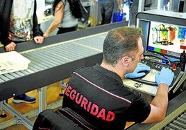 Filtro de seguridad en el aeropuerto de Loiu.