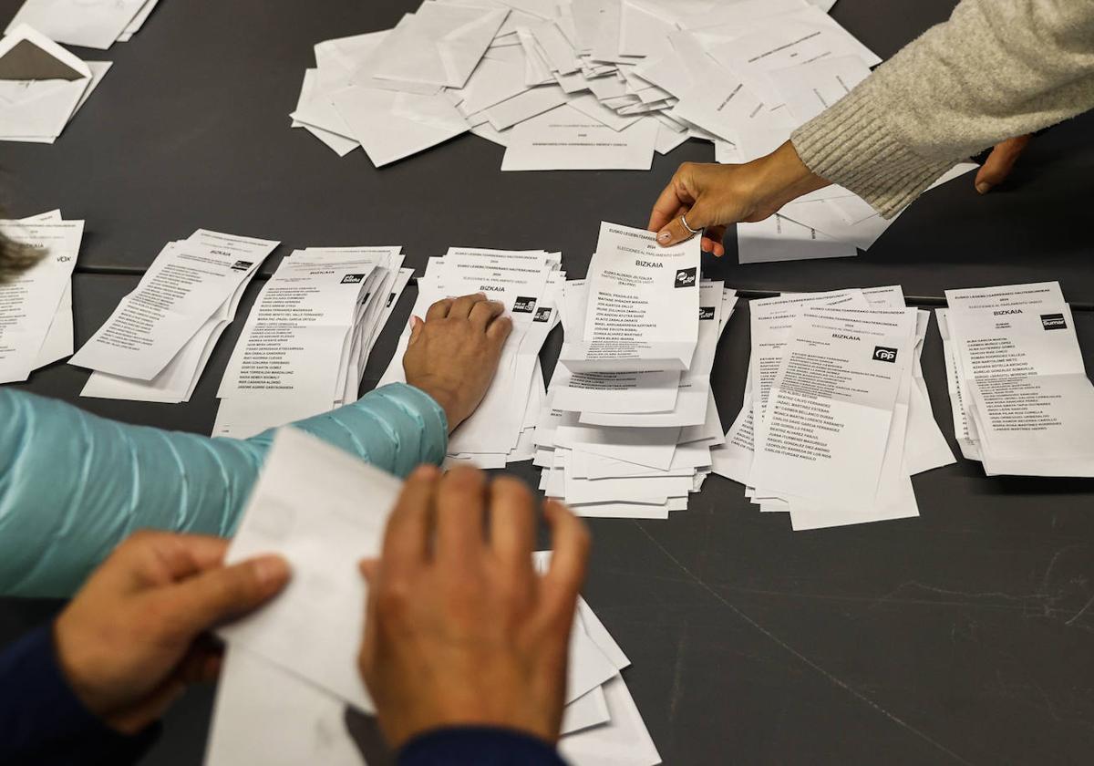 Recuento de papeletas en un colegio tras la jornada electoral vasca el pasado domingo.