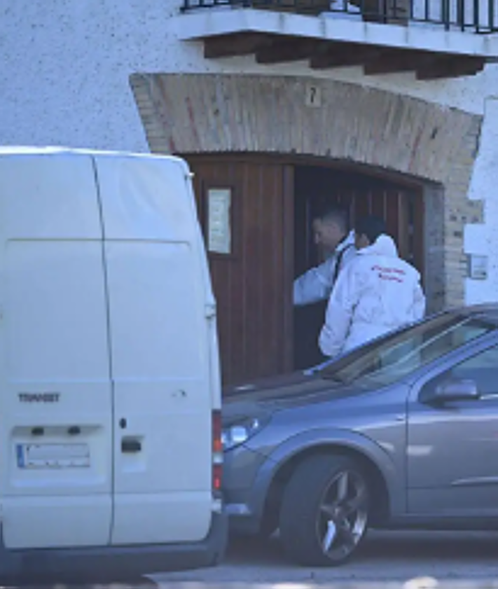 Imagen secundaria 2 - Agentes de la Policía Foral de Navarra en la vivienda en la que se ha producido el homicidio. 
