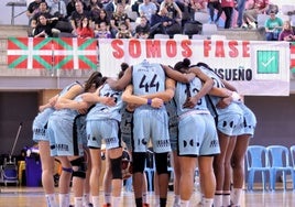 Las jugadoras del HGB Ausarta Barakaldo antes de un partido del play-off de ascenso.