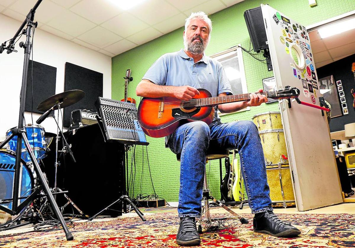 Antonio Luque, en el estudio de grabación Calmo Récord.