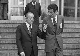 Suárez, a la derecha, junto a Arias Navarro, en una imagen de archivo.