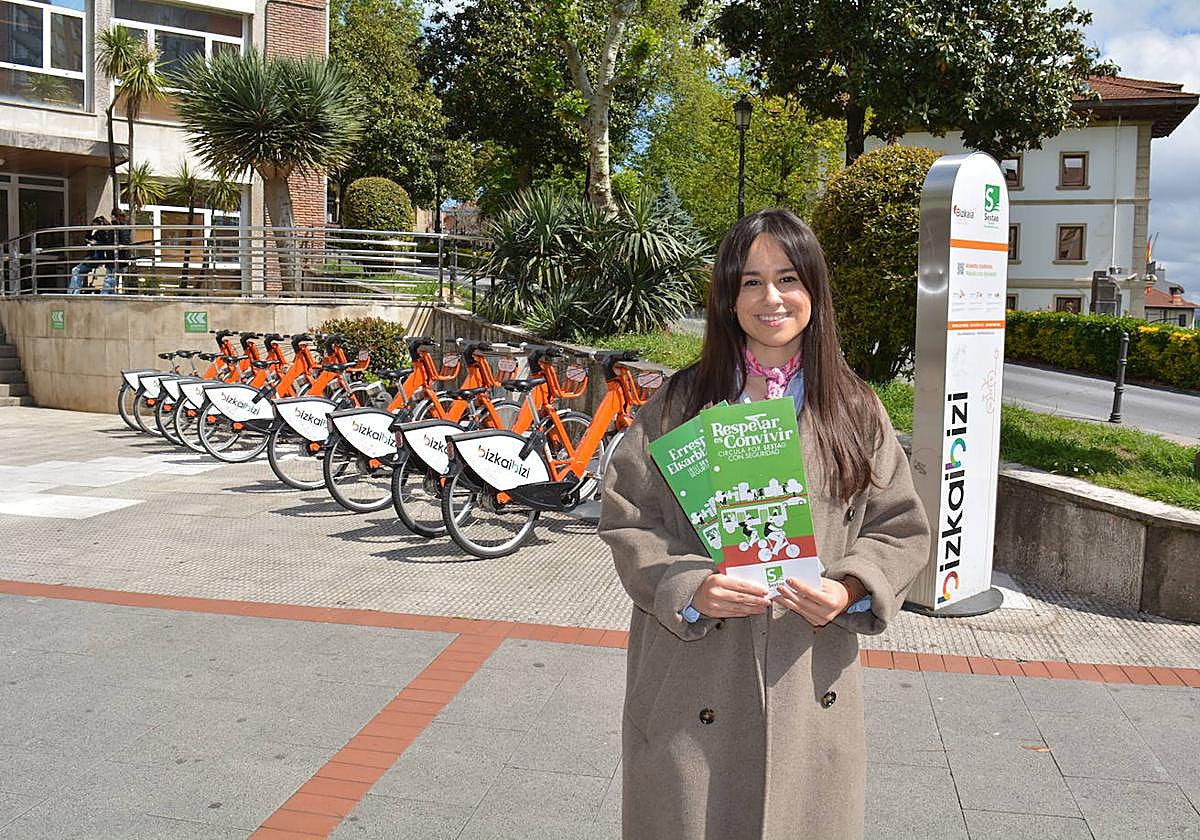 La concejala de Movilidad y Transporte, Arrate Azcarate, con varios folletos de la campaña.