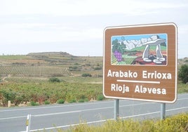 Cartel anunciador de Rioja Alavesa cerca de Labastida.