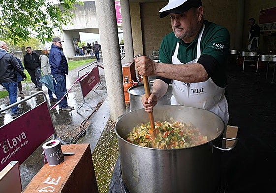 Los cocineros de Boilur preparan 1.300 pintxos.