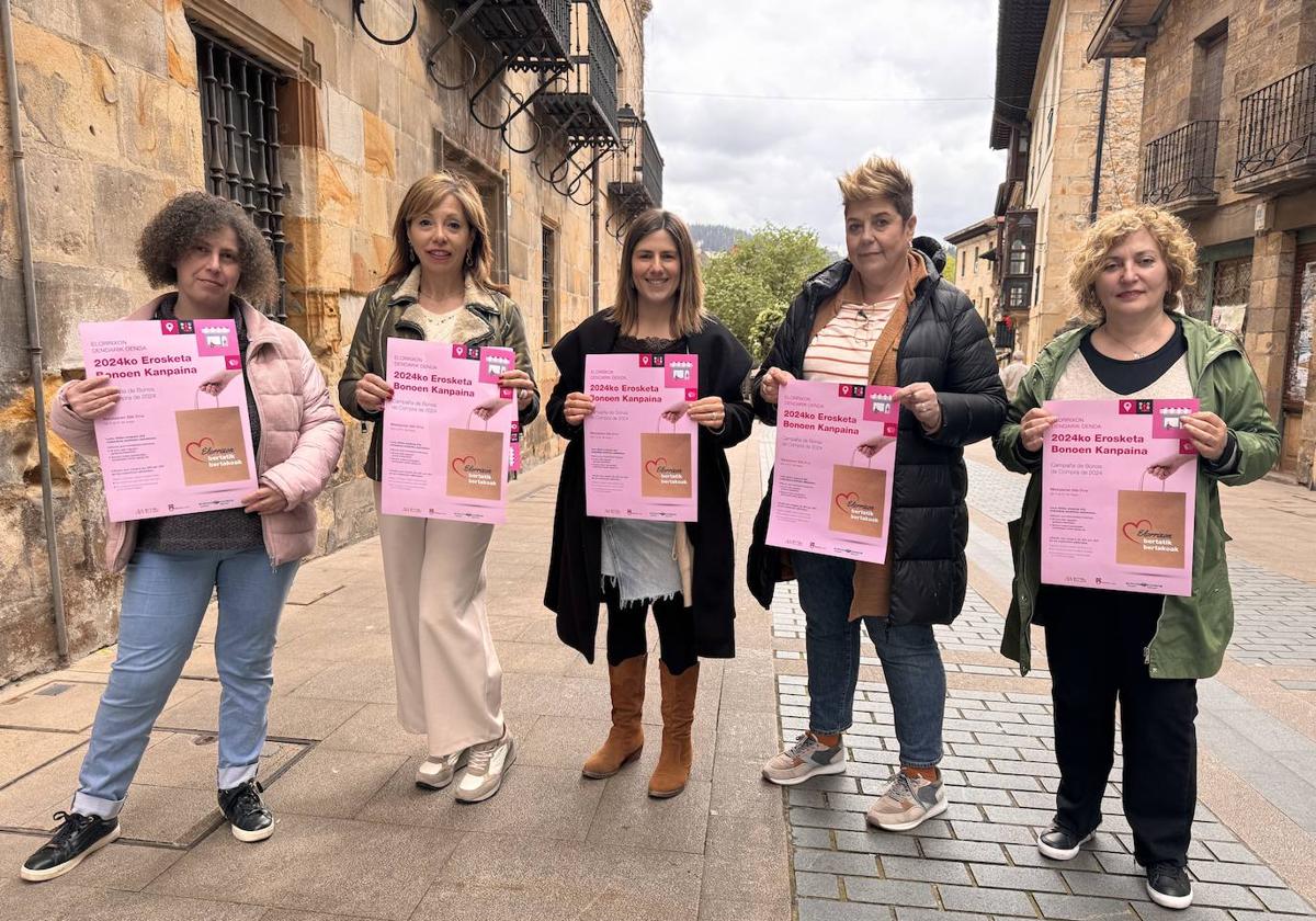 Las comerciantes y la alcaldesa, Julene Lazkano (EH Bildu), presentaron la campaña de bonos.