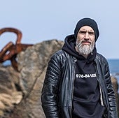 El escritor portugalujo Peru Cámara posando en el 'Peine del Viento' en San Sebastián.