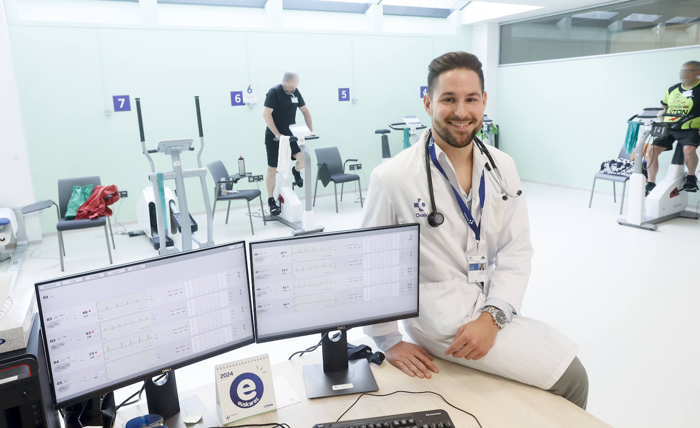 El experto en rehabilitación cardiaca Javier Borrego, en el hospital de Urduliz, donde trabaja.