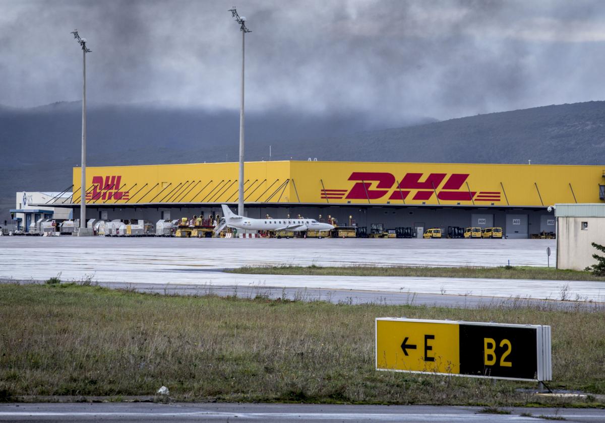 Una avioneta pasa por delante de la nave actual de DHL en el aeródromo alavés.