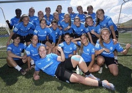 Las albiazules posan junto a una portería de Ibaia tras la sesión de entrenamiento de ayer.