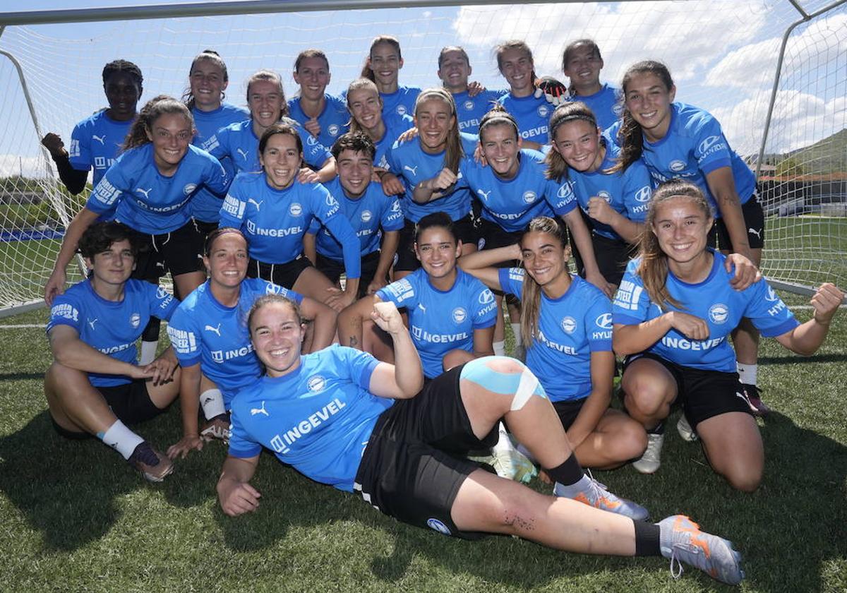 Las albiazules posan junto a una portería de Ibaia tras la sesión de entrenamiento de ayer.