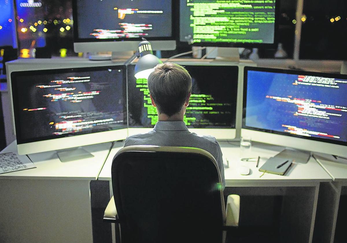 La no presencia física del autor favorece el anonimato y dificulta la investigación policial de los ciberdelitos.
