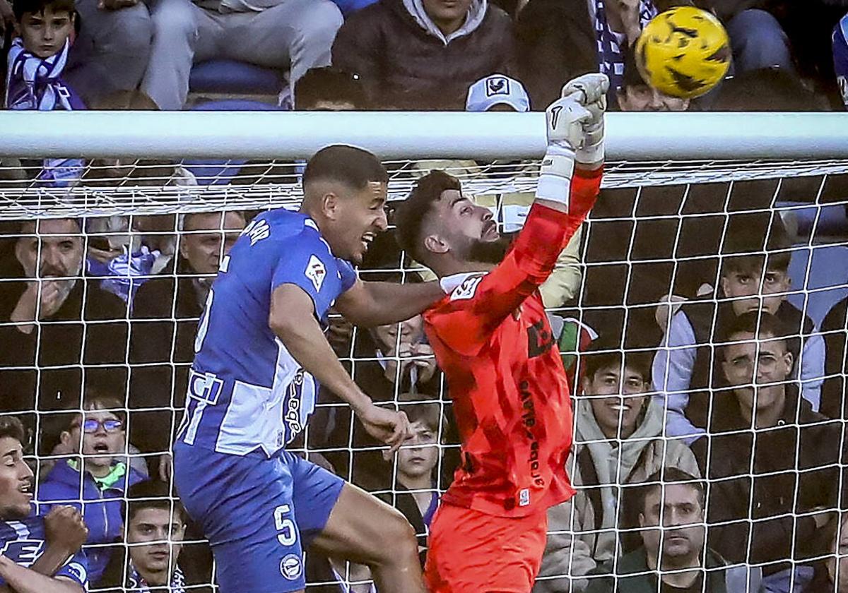 Abqar y Sivera saltan a despejar un balón en el área del Alavés.