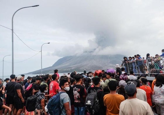 Más de 12.000 evacuados por las erupciones del volcán Ruang en Indonesia: «La montaña explotó»