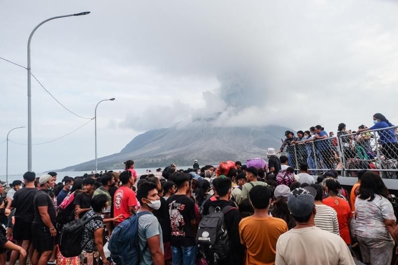 Más de 12.000 evacuados por las erupciones del volcán Ruang en Indonesia: «La montaña explotó»