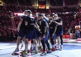 Los jugadores azulgranas hacen piña en los prolegómenos del partido contra el Real Madrid.