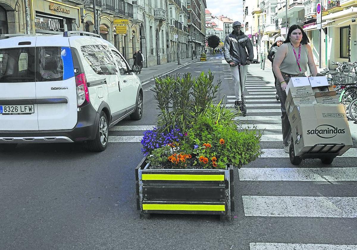 Los vehículos de transporte sólo podrán acceder a la zona de carga y descarga en horario de mañana de 7.00 a 11.00 horas.