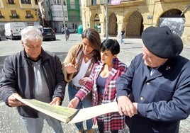 Los investigadores locales, Bitor Uriarte y Aingeru Astui conversan sobre la obra gráfica de la historia de Bermeo con la hija del artista bilbaíno, Marina Hierro, y la alcaldesa de la localidad, Nadia Nemeh.