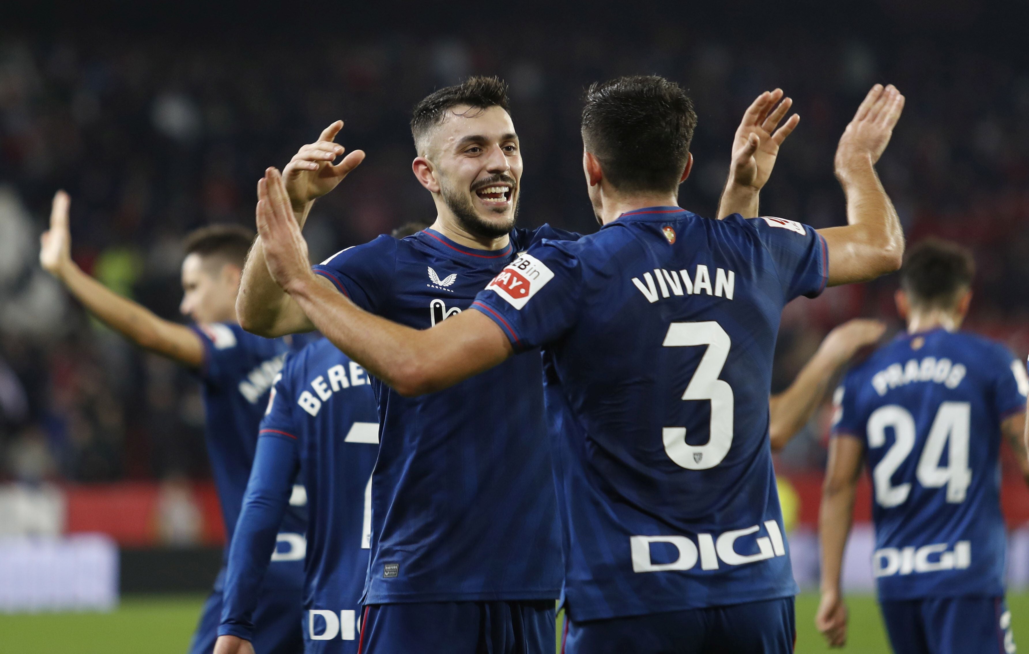 Paredes y Vivian celebran un gol.