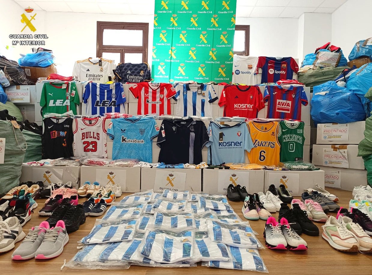 Detenidas tres personas por venta y distribución de camisetas falsificadas del Athletic y otros equipos vascos