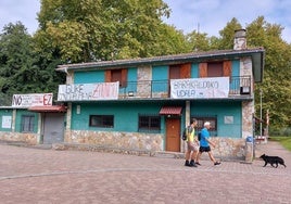 Desde hace meses numerosas pancartas son visibles en el barrio, en contra de la nueva línea de trenes de mercancías.