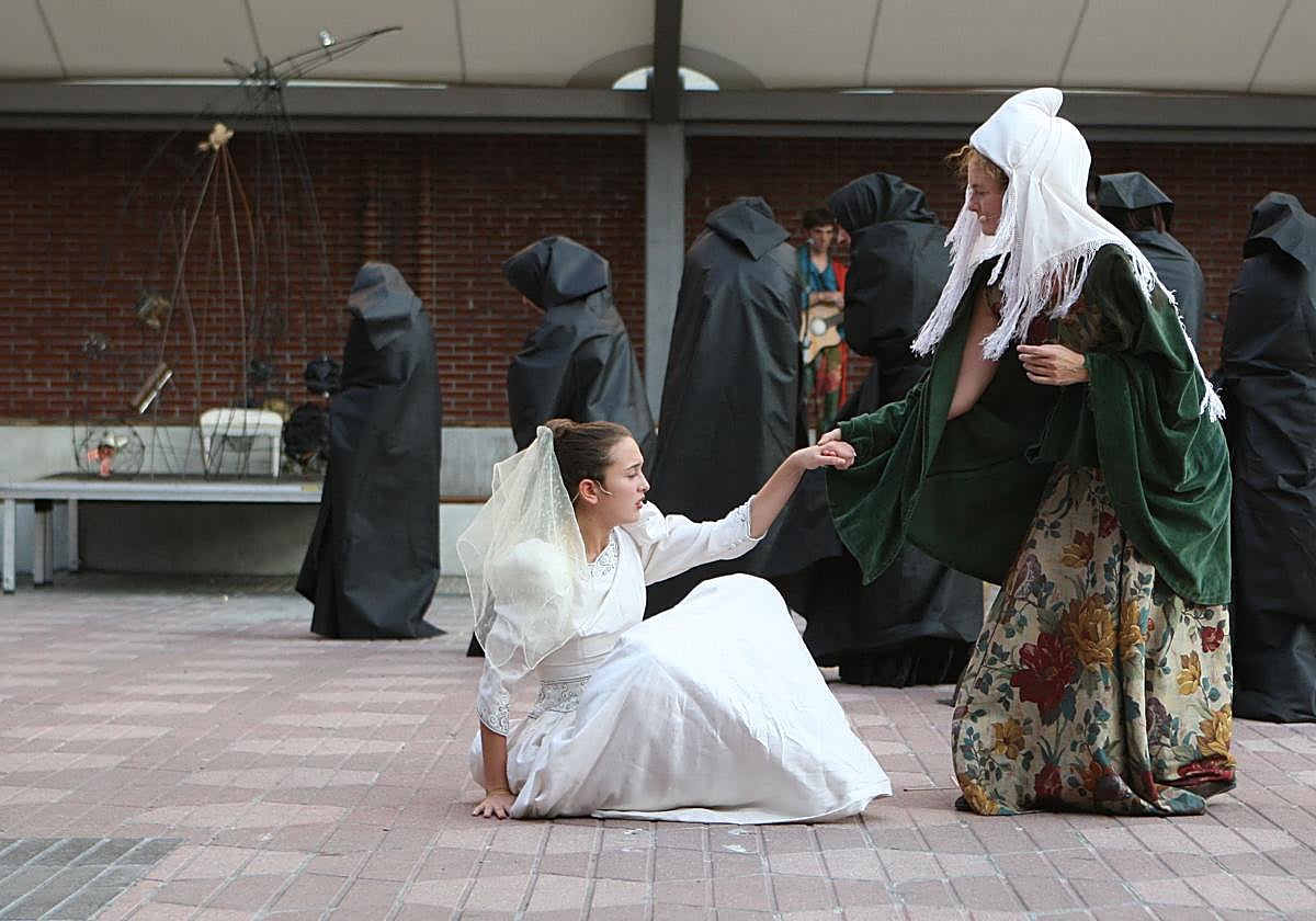 Una de las obras de teatro callejero que han disfrutado en Getxo.