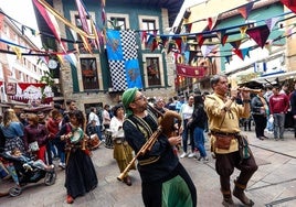 El ambiente festivo llena el Casco Histórico de Balmaseda durante dos jornadas.