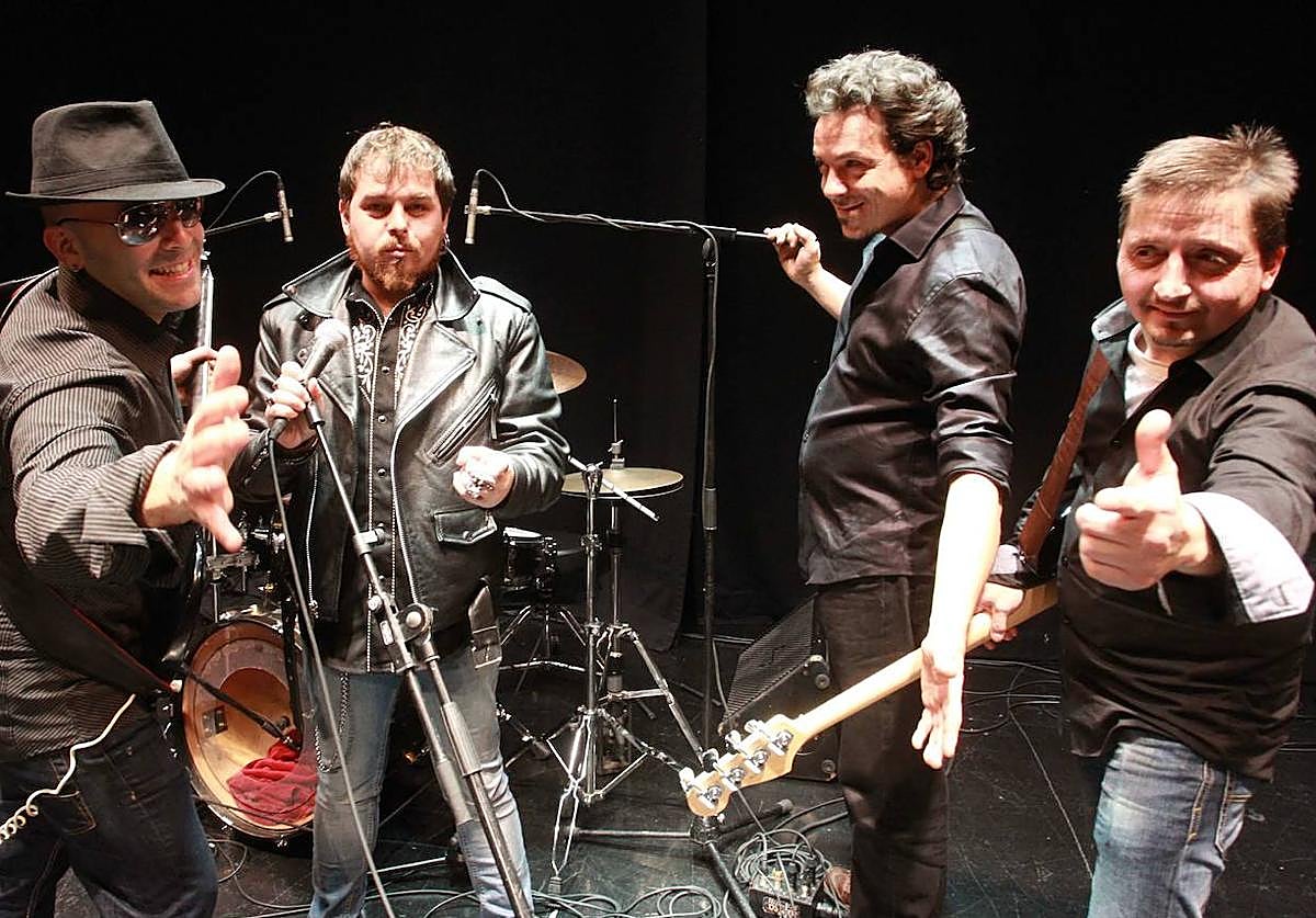 Sergio González (guitarra), Jimmy Barnatán (voz), Rubén Rodríguez (batería) y Dani Simons (bajo) componentes del grupo The Cocooners, en Basauri.