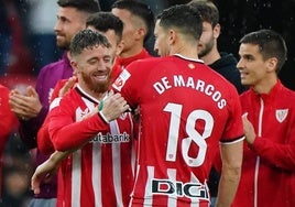 De Marcos recibe el brazalete de capitán.