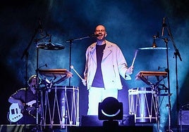 El macaense batiendo los tambores.