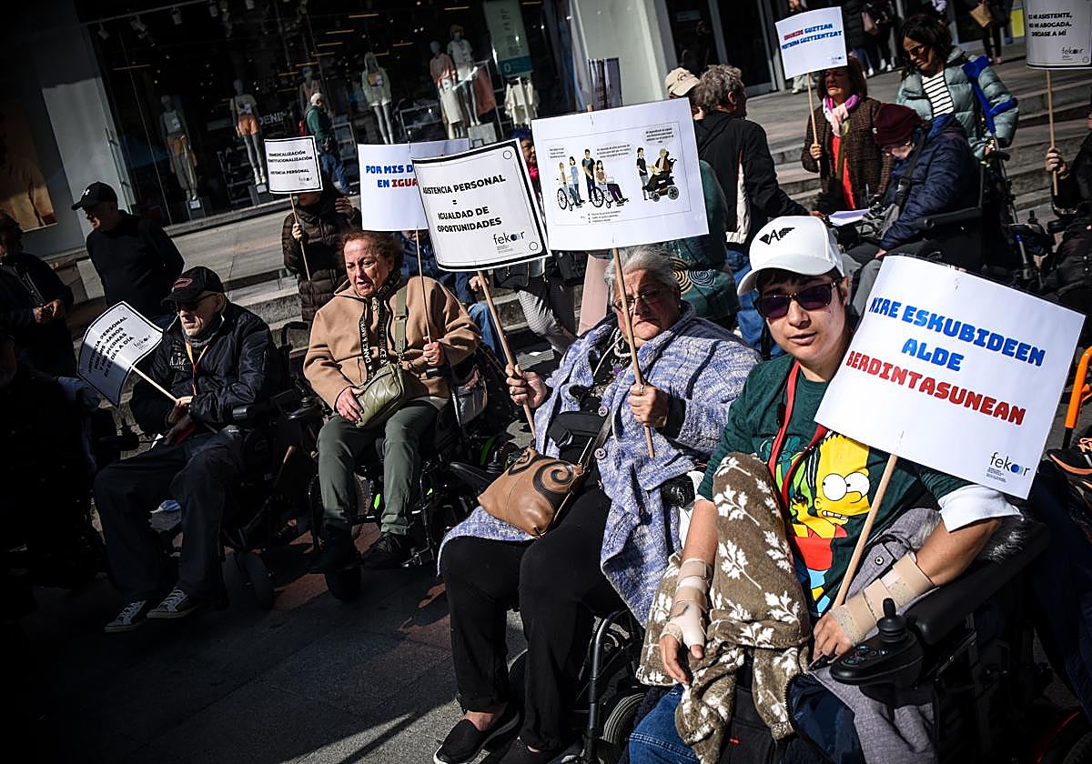 Las personas que se concentraron reclamaban poder decidir quién les asiste.