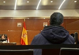 Este condenado, ahora en prisión, paga cien euros al mes a su hijastra, a la que agredió sexualmente.