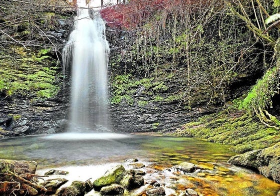 Los espectaculares saltos de agua invitan al paseante a la relajación y el disfrute.