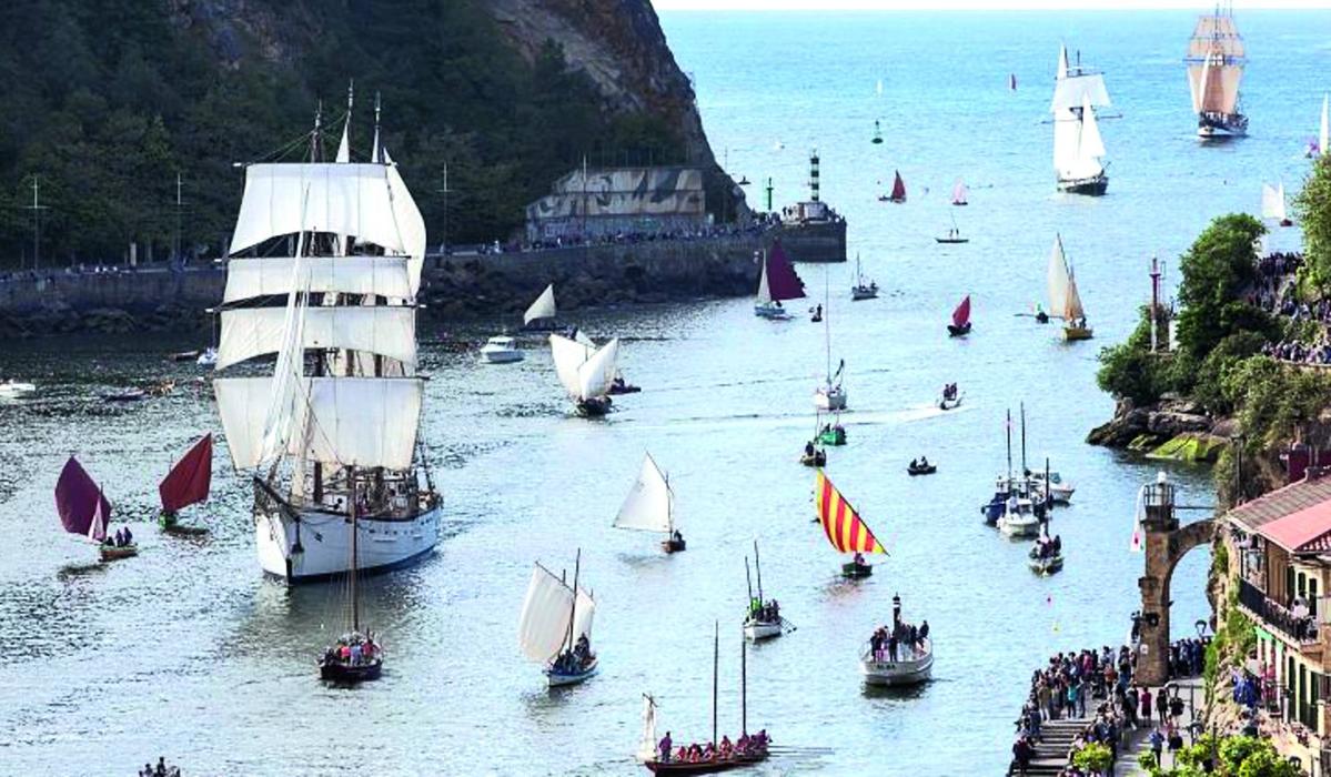 Las embarcaciones tradicionales ofrecen unas imágenes de la bahía para el recuerdo.