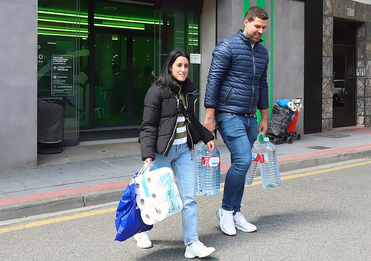 Muchos mirandeses hicieron acopio de agua embotellada en la jornada del jueves.