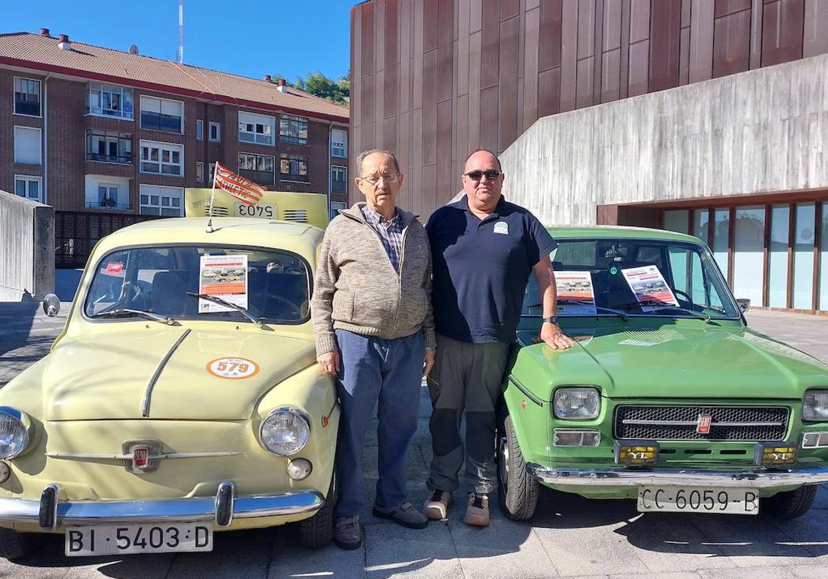 Aquilino Hernández y Jesús Martín, de la asociación de coches clásicos de Ortuella, posan con sus Seat 600 y 127.