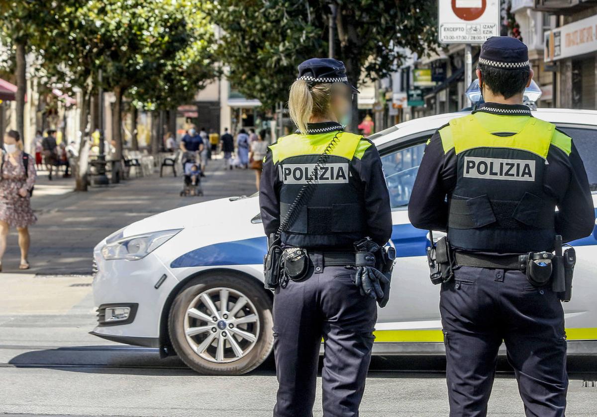 Detenidos dos jóvenes en Vitoria por pelearse con armas blancas en un bar