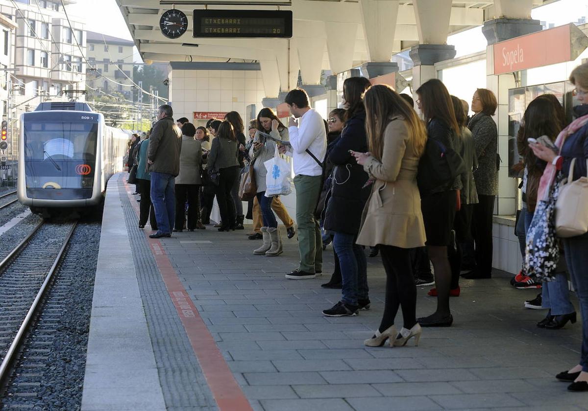 Usuarios aguardan el metro en la estación de Sopela.