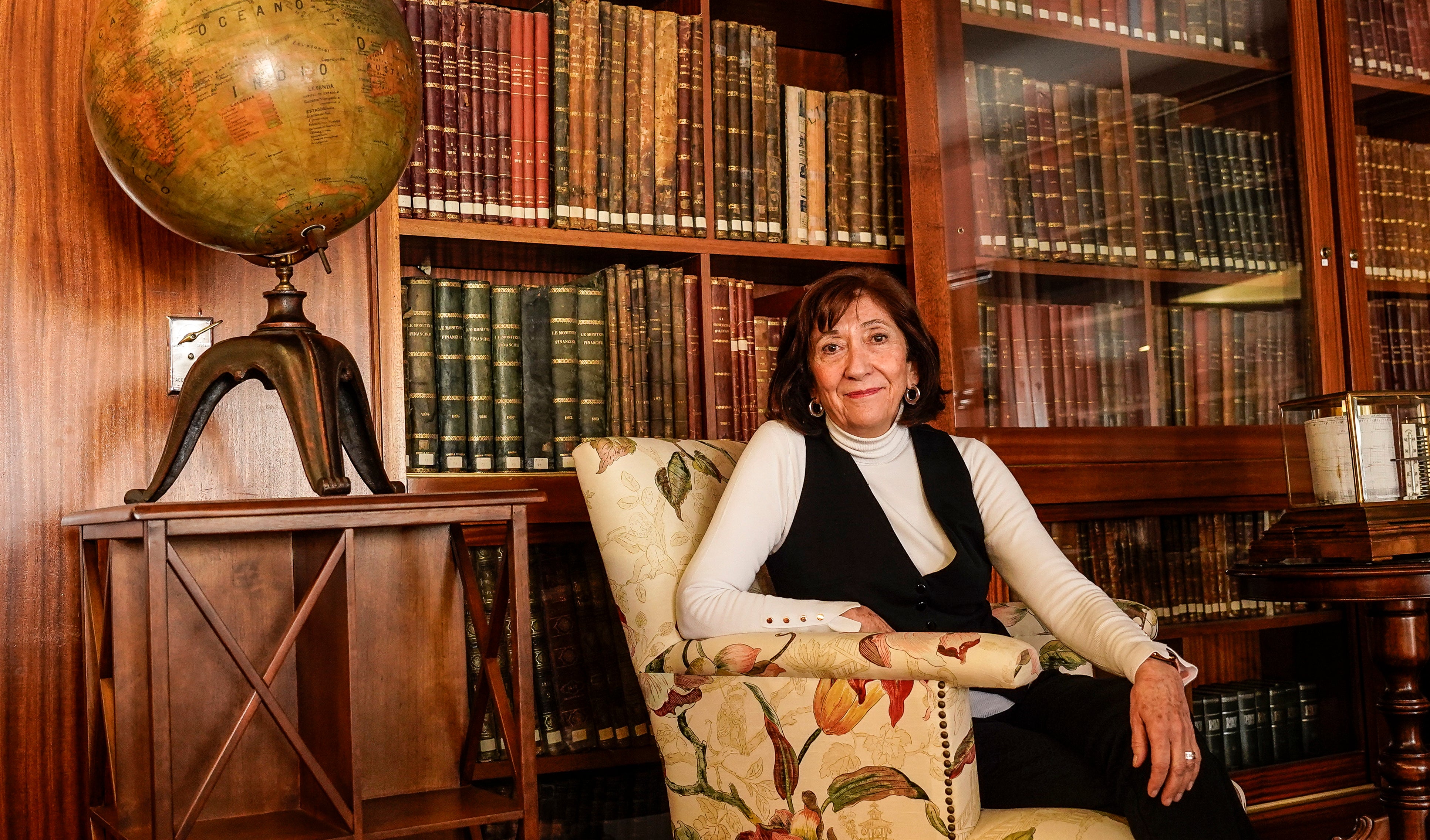 Blanca de Arana, primera presidenta del Círculo Vitoriano, en la biblioteca de la sociedad.