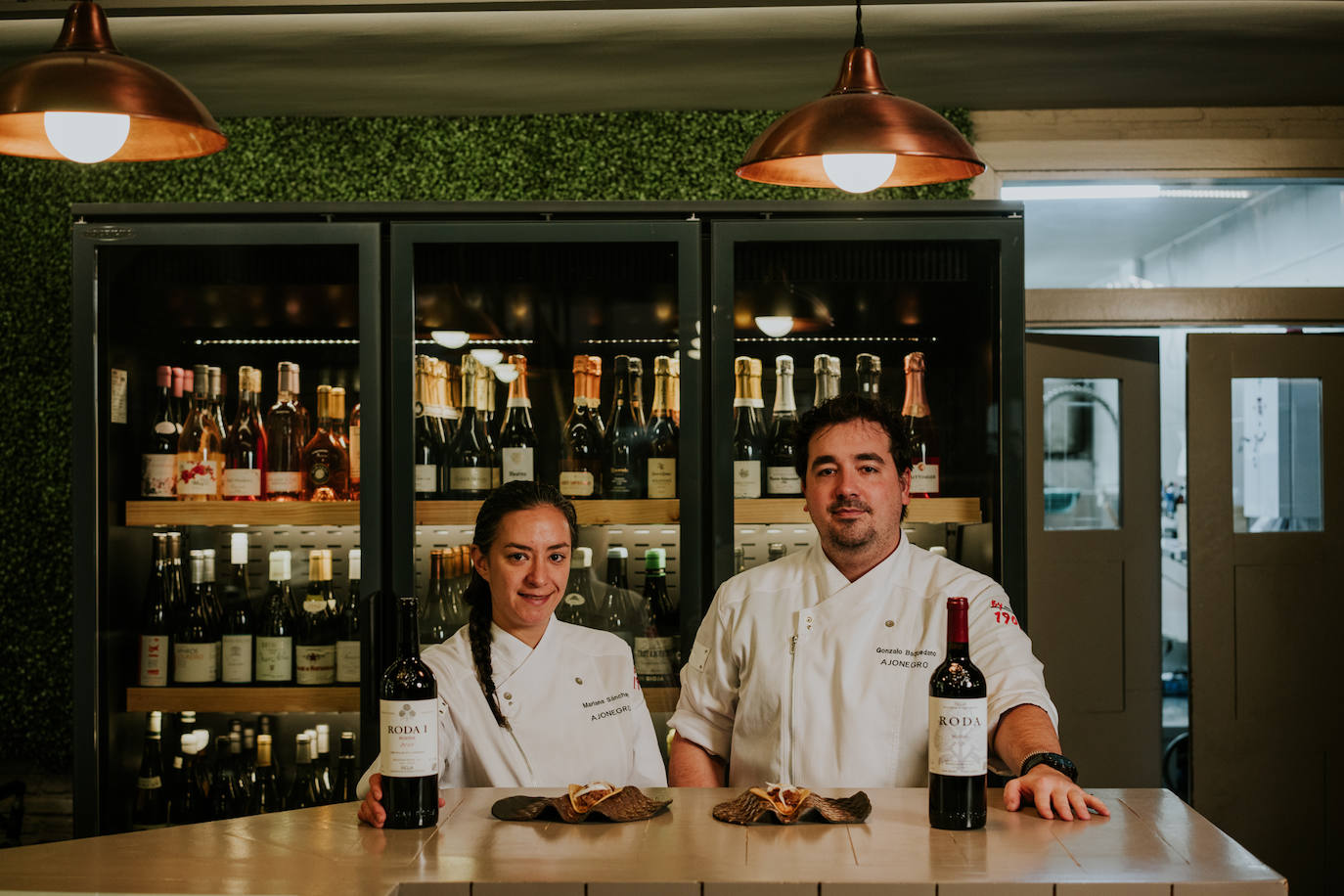 Mariana Sánchez y Gonzalo Baquedano fusionan la cocina riojana y mexicana en Ajonegro.