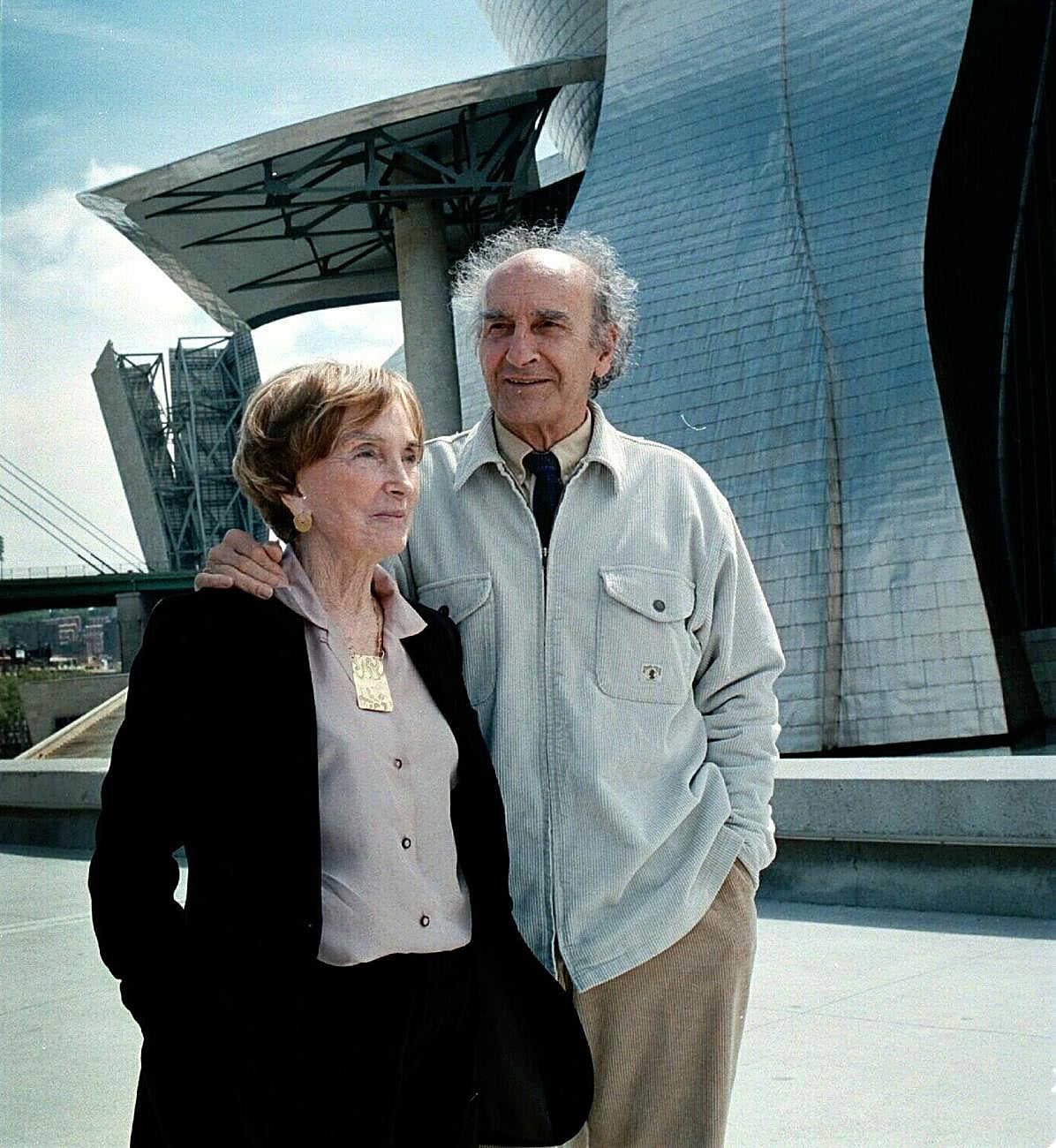 Eduardo Chillida, con su esposa Pilar en el Guggenheim en 1999.
