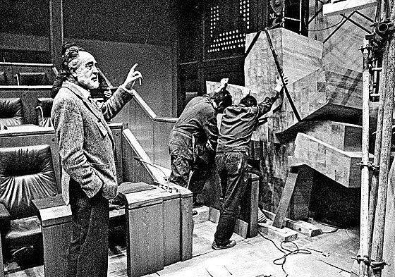 Basterretxea supervisa la instalación de 'Izaro' en el salón de sesiones del Parlamento vasco.