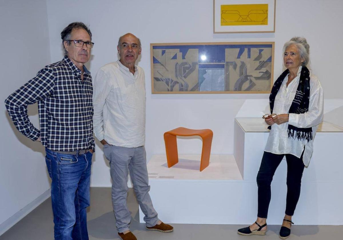 La familia de Néstor Basterretxea, junto a varios diseños del artista, en el Artium.