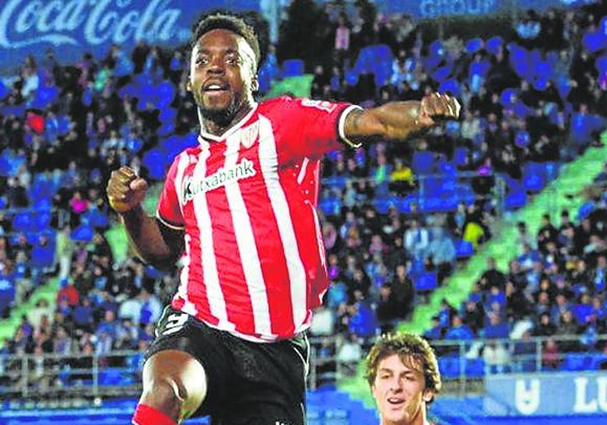 Iñaki Willaims celebra uno de sus dos goles en el Coliseum en presencia de Unai Gómez.